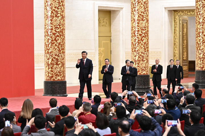 10月23日，剛剛在中國共產黨第二十屆中央委員會第一次全體會議上當選的中共中央總書記習近平和中共中央政治局常委李強、趙樂際、王滬寧、蔡奇、丁薛祥、李希在北京人民大會堂同采訪中共二十大的中外記者親切見面。這是習近平等在熱烈的掌聲中步入大廳。新華社記者 翟健嵐 攝.jpg
