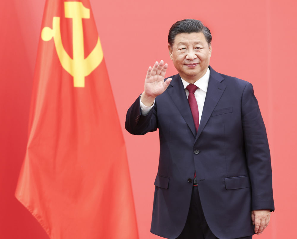 10月23日，剛剛在中國共產黨第二十屆中央委員會第一次全體會議上當選的中共中央總書記習近平和中共中央政治局常委李強、趙樂際、王滬寧、蔡奇、丁薛祥、李希在北京人民大會堂同采訪中共二十大的中外記者親切見面。這是習近平向在場的中外記者揮手致意。新華社記者 龐興雷 攝.jpg