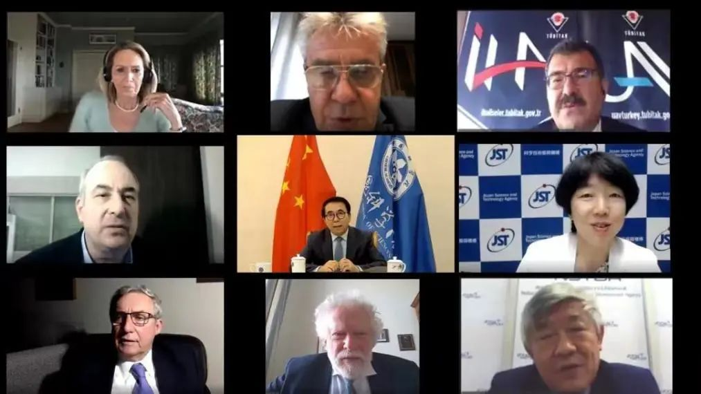 9位科研機構首腦在論壇上作主旨報告.png