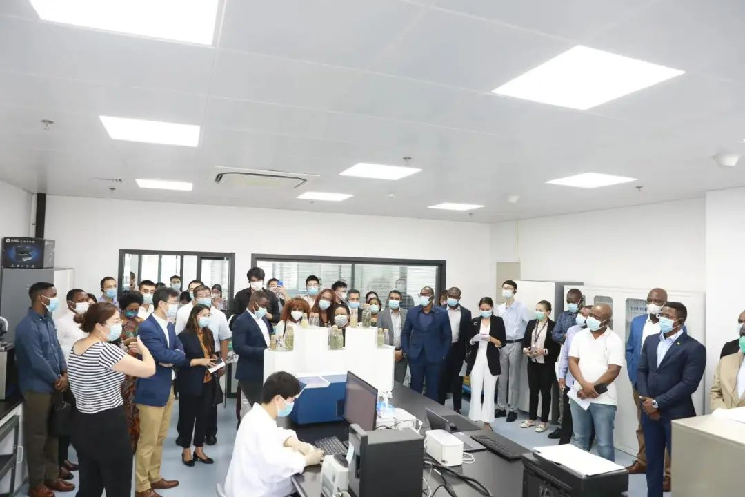 參觀平谷中關村農業科技園創新工場.png