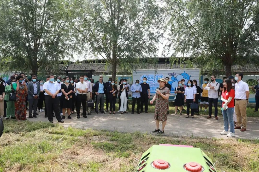 在峪口鎮西營村未來果園參觀水肥一體化種植作業.png
